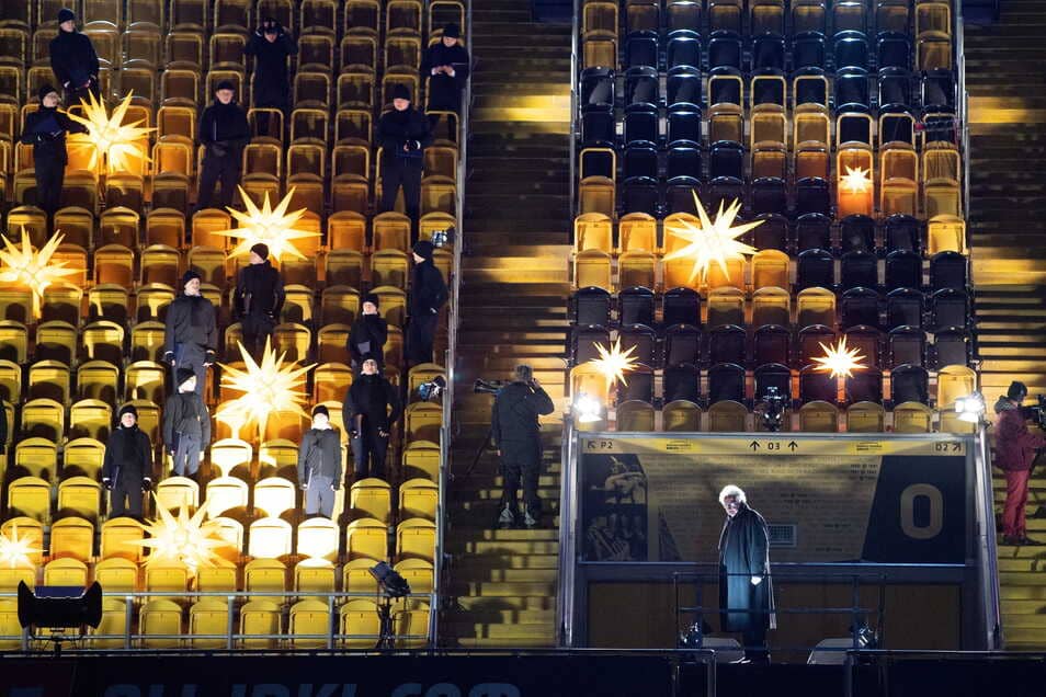At a distance: Members of the Dresden Kreuzchor team stand in front of the Advent party at the empty Rudolf Harbig Stadium on the Coliseum among the Moravian Stars.