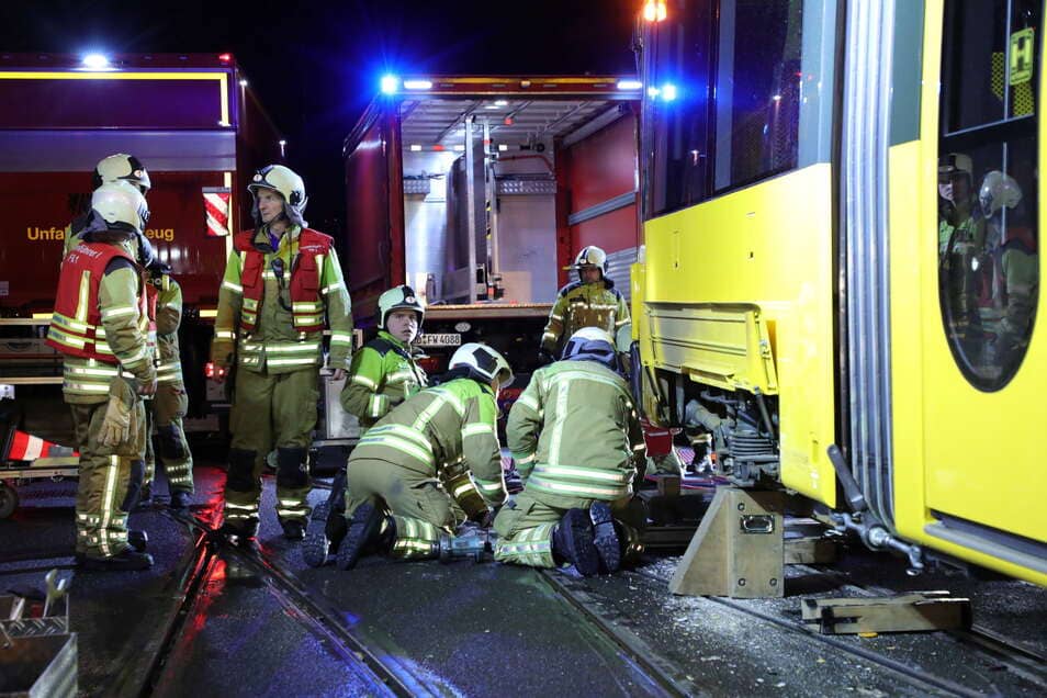 In the evening, the Dresden Fire Brigade attempted to raise both trams back on track.