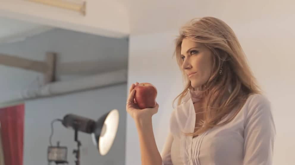Amid bribery scandal: Vice President of the European Parliament Eva Kayley, who was photographed on video with an apple of seduction
