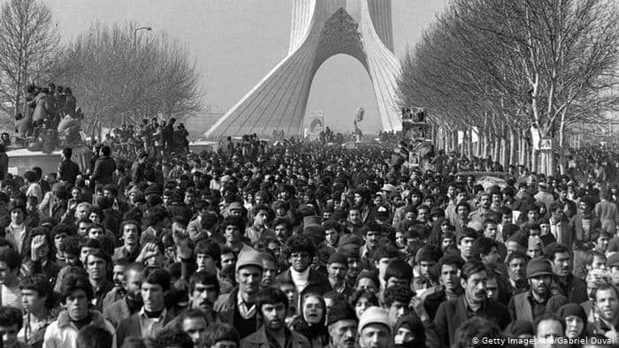 Hundreds of thousands of Iranians took to the streets on that day to cheer in the motorcade in which Khomeini drove to the central cemetery to deliver his arrival there (Photo: afp)