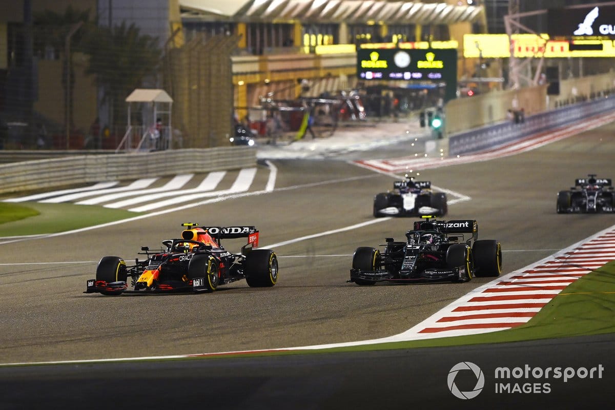 Sergio Perez, Red Bull Racing RB16B, Sebastian Vettel, Aston Martin AMR21 