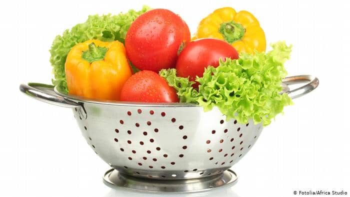 Strainer with tomatoes, lettuce and pepper.