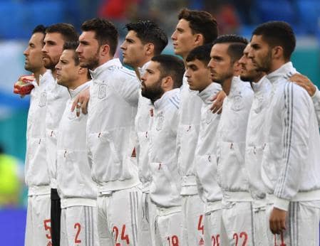 Saint Petersburg (Russian Federation), 07/02/2021.  Spain players line up before the UEFA EURO 2020 quarter-final match between Switzerland and Spain in St. Petersburg, Russia, July 2, 2021 (Russia, Spain, Suiza) EFE/EPA/Kirill Kudryavtsev/POOL (Restrictions: For editorial news reporting purposes only. Images must appear as still images and video footage must not simulate matching motion. Images posted in online publications must have a minimum interval of 20 seconds between posting.)