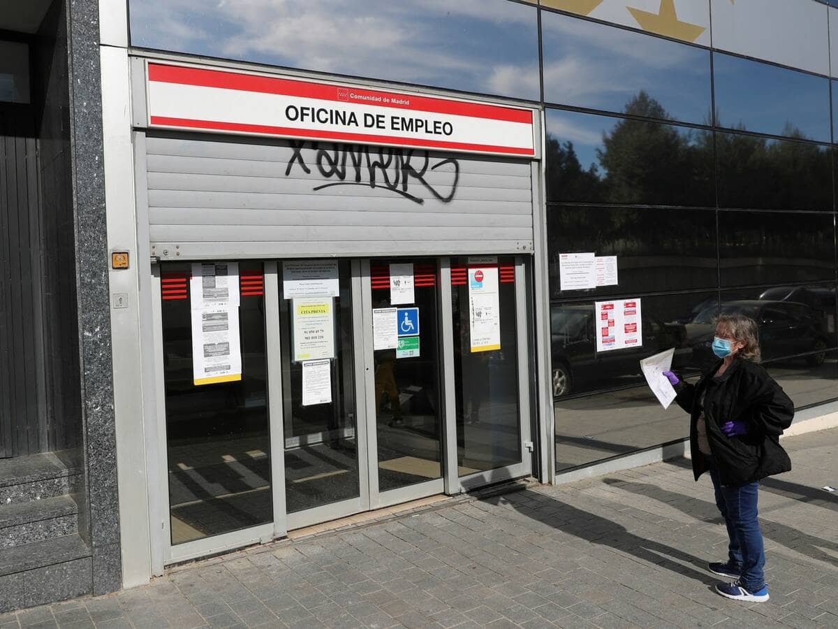 Photo: A woman waits outside an employment office in Madrid.  (EFE)