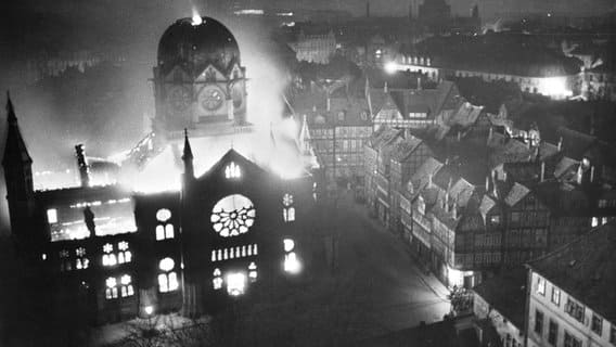 Burning synagogue at Perkstrass in Hanover on November 10, 1938.  © HAZ-Hauschild-Archiv, Historisches Museum Hannover.  Photo: Wilhelm Hauschild