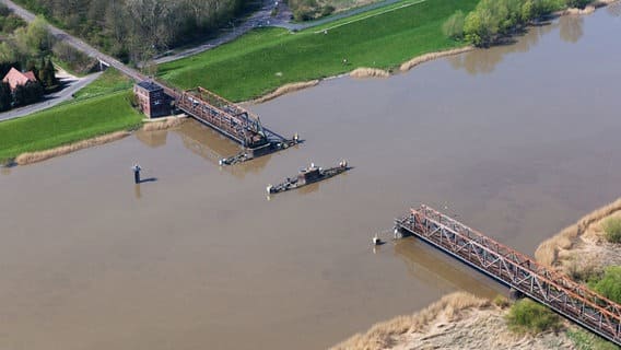 The Frisian boat passes through the ruined Freisenbrook in Ems.  © Image Alliance / dpa Photo: Tobias Prince