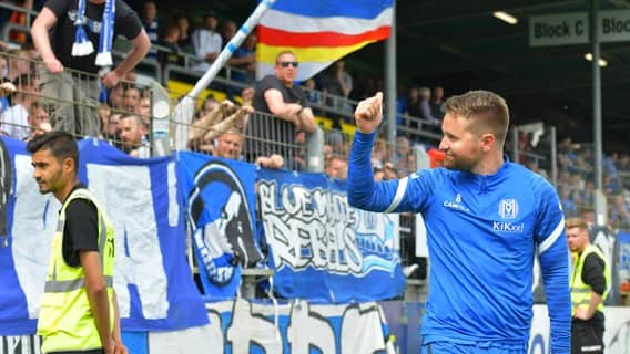 Thilo Leugers of Meppen greets fans in the stands.  © Imago / Ebner 