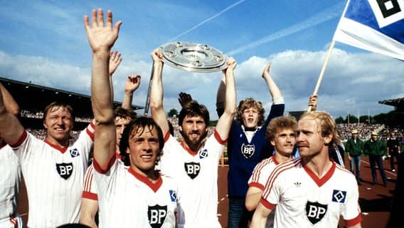 HSV players celebrate winning the title with the 1982 Championship Trophy.  © imago / Sven Simon 