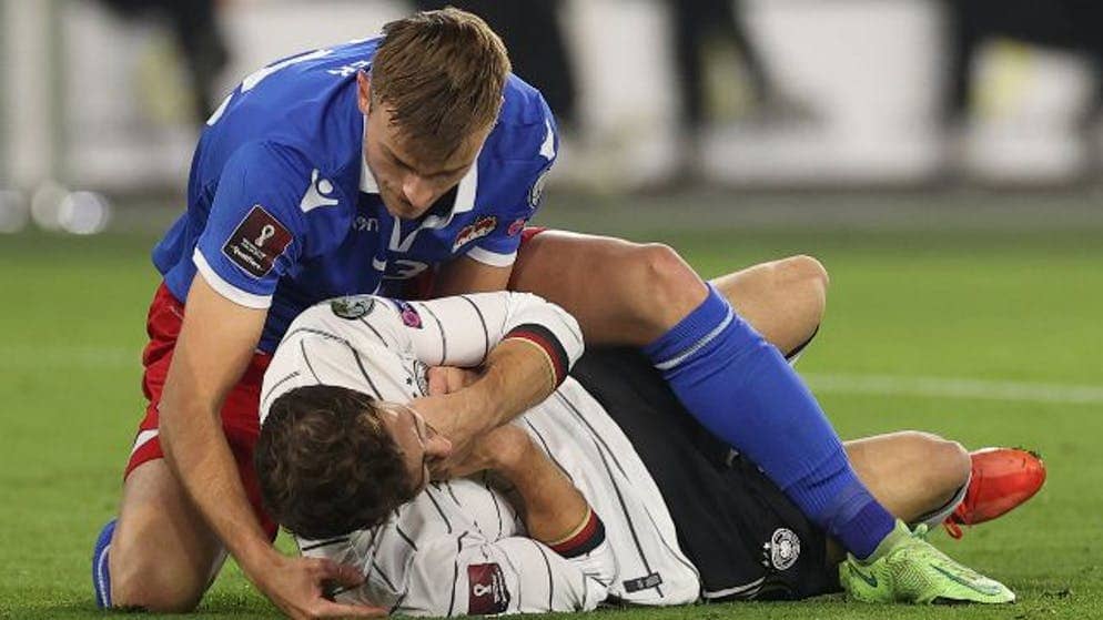Jens Hofer touches and cares for rival Leon Koretska.