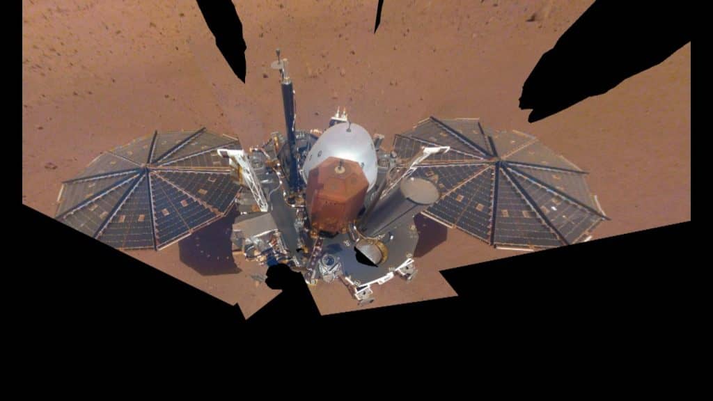 What are the recent images of the InSight mission on Mars?