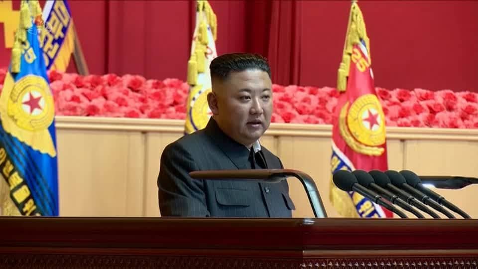 By being thick and thin?: Kim Jong-un lost weight.  But no one in North Korea is allowed to talk about it