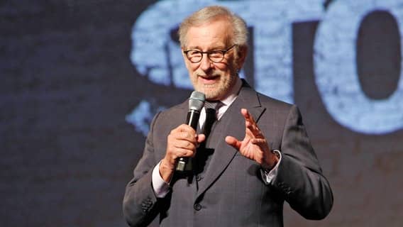 Steven Spielberg speaks at the movie premiere "West side story" In Los Angeles.  © Walt Disney Studios 