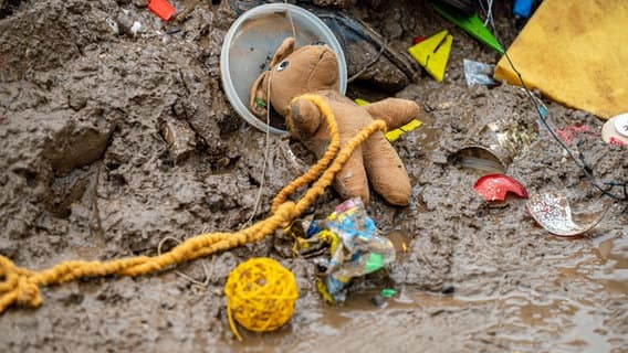 Children's toys lying in the mud after the floods in Arloff-Gearspenich, in the Yushkirchen district (North Rhine-Westphalia) © dpa Photo: Marcus Clamper