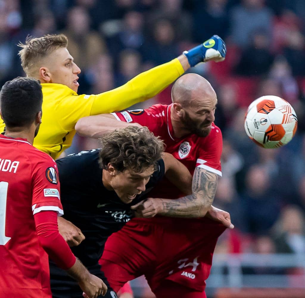 Frankfurt's Sam Lammers (centre) and Antwerp goalkeeper Jan Botize compete for the ball