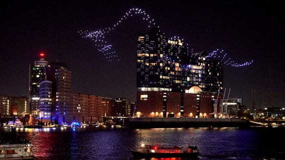 Artist duo Drift's luminous drones fly in formation "break the waves" Over the Elbe in front of the Elbphilharmonie as part of the opening of the Hamburg Music Festival.  © Georg Wendt / dpa +++ dpa picture radio +++ Photo: Georg Wendt