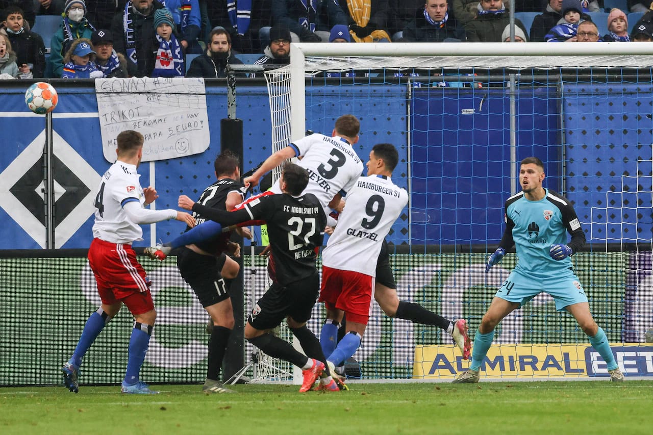 2-but;  Hamburg SV - Ingolstadt 04;  Goalkeeper Fabijan Pontic (24, FCI) wrestles for the ball with Shunlao Sebasti.