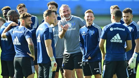 HSV coach Tim Walter (center) during training with specialists © Witters 