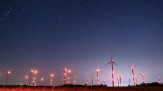Countless stars shine brightly in the wind energy park, shining brightly in the night sky.  (Source: dpa / Patrick Pleul)