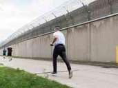 Running track behind prison walls - the sport still brings serenity.  Photo: Alexander Heinl / dpa-tmn