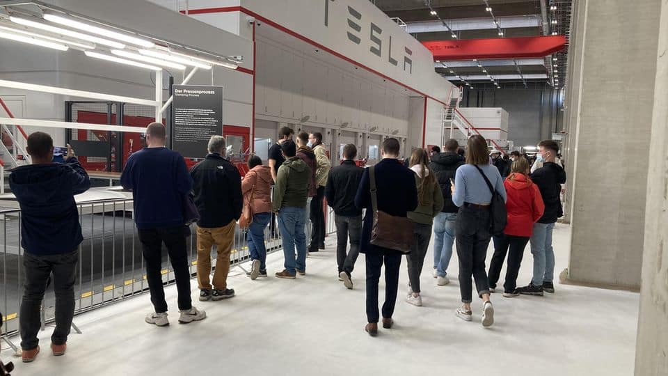 There was a big rush on Saturday at the Tesla Gigafactory in Grünheide, east of Berlin.  The factory halls were also opened to visitors during the open day. 