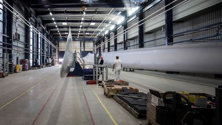 The rotor blade for a wind turbine is on February 11, 2019 at a Vestas production hall in Lachhammer.  (Source: dpa / Florian Gaertner)
