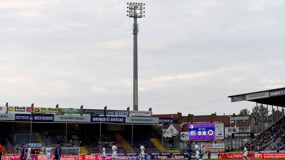 Floodlights that failed at VfL Osnabrück Stadium in Bremerbrook during the game against Victoria Colon.  AG IMAGO / Osnabix 