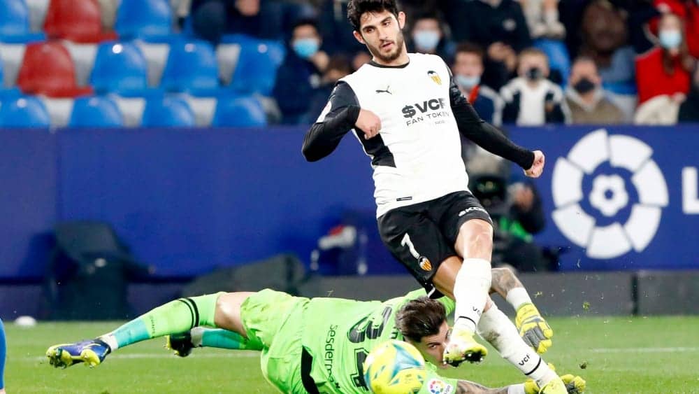 Meanwhile 4-2 for Valencia: Gonzalo Guedes scored his second goal.