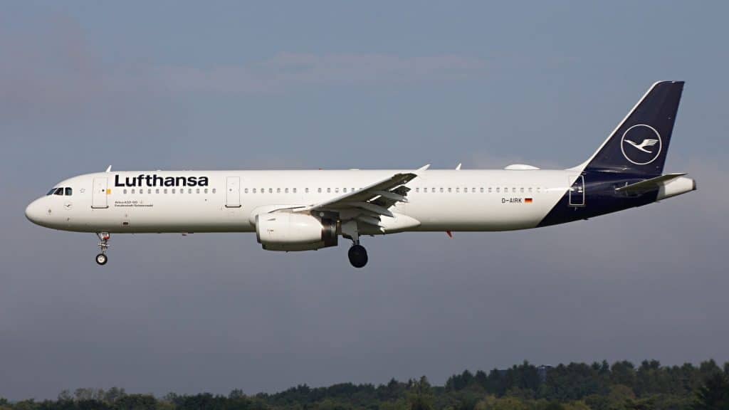 Cropped Lufthansa Airbus A321 new livery