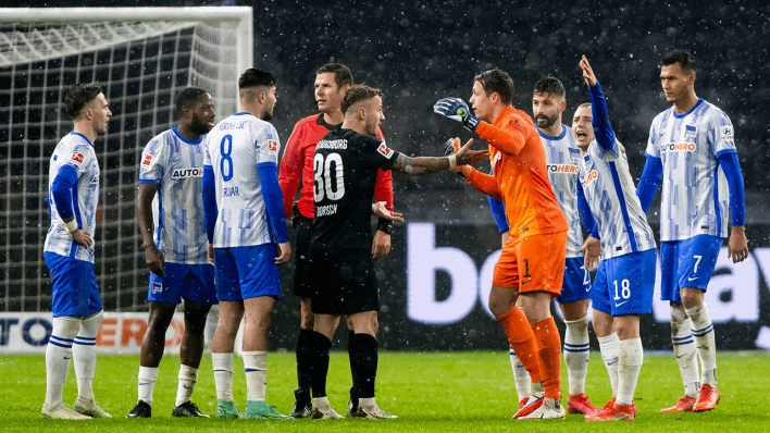 Hertha and the Augsburg players discuss with each other (Source: IMAGO / Jan Huebner)