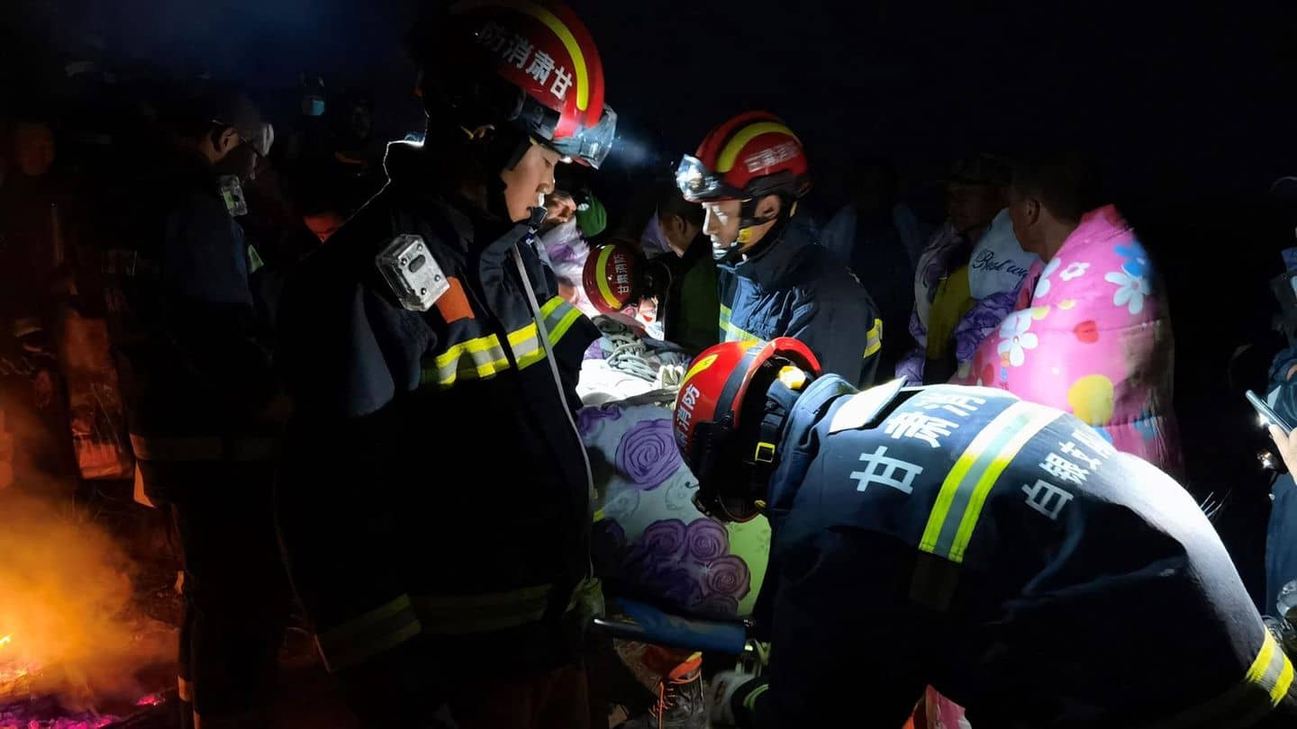 Mountain marathon in China: Rescuers take care of running race participants