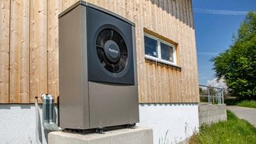 There is a heat pump in a house in the Bodensee area: the heating sector is especially difficult to convert.  There are solutions, but they are often very expensive.