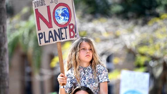 A woman holds a sign during a demonstration: "Planet B does not" hoch.  © Image Alliance / dpa / AAP Photo: Dan Field