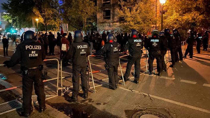 In the early hours of October 15, 2021, police officers stand in front of the left alternative site trailer camp at Copenhagen Strauss "Copy-Platz" In Berlin.  (Source: rbb | 24 / Nils Hagemann)